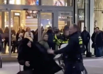 Nieuwe beelden van politiegeweld tegen vrouwen in boerka zorgen voor nog meer woede