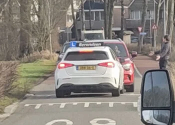 VIDEO: Rijexamen loopt mis door koppig stel dat geen centimeter toegeeft