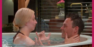 Kijkers smullen: Rosalie laat Maxime duidelijk weten wat ze wil in de hottub