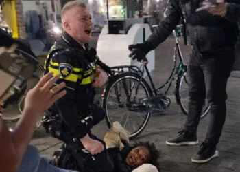 VIDEO: Video van harde aanhouding van minderjarig meisje in Amsterdam gaat razendsnel viral
