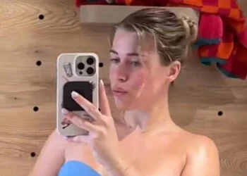 Victoria Vermeer zorgt voor opschudding met pashokfoto in blauwe bikini