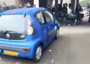 VIDEO: Vrouw in conflict met groep jongeren: rijdt op de groep in