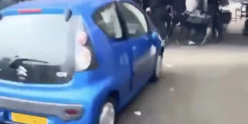 VIDEO: Vrouw in conflict met groep jongeren: rijdt op de groep in