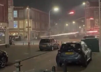 Levensgevaarlijk moment op straat: man laat vuurwerk ontploffen tussen voorbijgangers