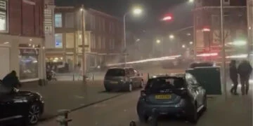 Levensgevaarlijk moment op straat: man laat vuurwerk ontploffen tussen voorbijgangers