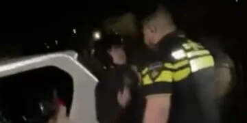 VIDEO: Agent laat zien wie de baas is bij illegale scootermeeting: ”Doe normaal broer”