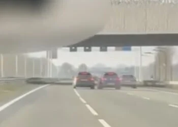 VIDEO: Bestuurder raast met 170 km/u over de A12 en duwt andere auto van de weg