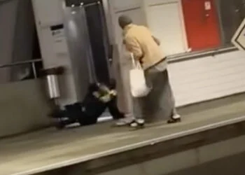 VIDEO: Dame werkt conducteur hard naar de grond na controle in Spijkenisse