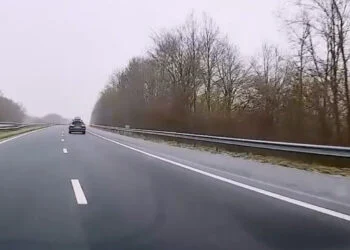 VIDEO: Dashcam legt genadeloos vast hoe verraderlijk ijzel kan zijn op de snelweg