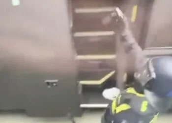 Nieuwe beelden tonen spijkerharde confrontatie Feyenoord-fans en ME bij bus