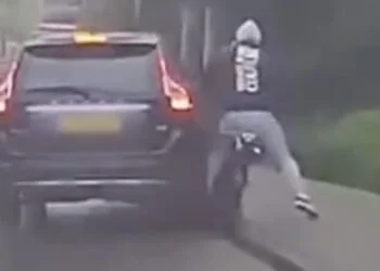 VIDEO: Volvo-bestuurder is jongeman op fatbike spuugzat en rijdt hem van de weg