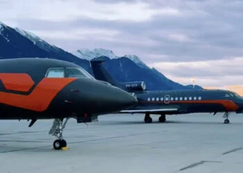 DIK: Max Verstappen heeft aan één privéjet niet genoeg op skivakantie