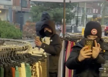 VIDEO: Jongeren met capuchons vernielen fashionwinkel in Nijverdal, vrouw filmt alles