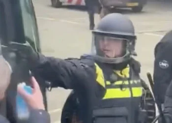 BEELDEN: Agent spuit pepperspray in vrouw haar gezicht terwijl ze al in bus stapt