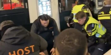 VIDEO: Enorme ophef over politieoptreden na ruzie tussen twee dames: ‘Van een vrouw blijf je af’