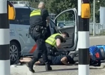 VIDEO: Politieoptreden onder vuur na harde trap tijdens aanhouding van scooterrijder