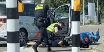 VIDEO: Politieoptreden onder vuur na harde trap tijdens aanhouding van scooterrijder