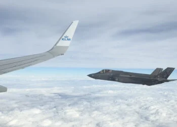 DIK: TeamNL krijgt spectaculair bezoek van straaljager tijdens terugvlucht naar Nederland