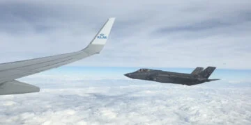 DIK: TeamNL krijgt spectaculair bezoek van straaljager tijdens terugvlucht naar Nederland