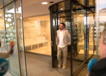 VIDEO: Media wacht Ali B op na rechtszaak: Dit is de eerste reactie Ali B