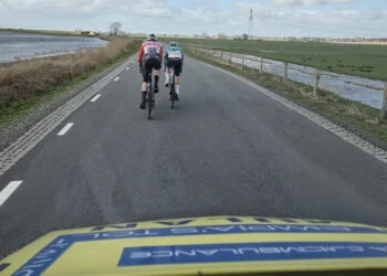 VIDEO: Het internet gaat los op video van ambulance achter fanatieke wielrenners