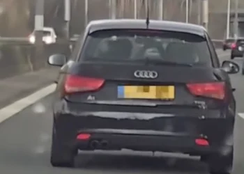 VIDEO: Koppel doet activiteit in auto waar je het beste geblindeerde ramen voor kunt hebben (achterligger filmt)