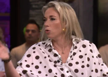 FOTO: Politicus Ingrid Coenradie schuift aan bij VI en foto’s gaan opnieuw viraal