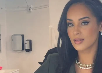 FOTO: Dyantha Brooks zet Shownieuws op stelten met gewaagde outfit