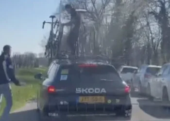 VIDEO: Mannen proberen peperdure racefietsen te stelen van Visma-wagen, bestuurder grijpt hard in