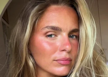 FOTO: Lies Zhara laat niets aan de verbeelding over in pikante gele bikini