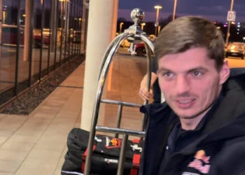VIDEO: Max Verstappen wordt opgewacht bij hotel na race op Nürburgring en zo reageert hij op zijn fans