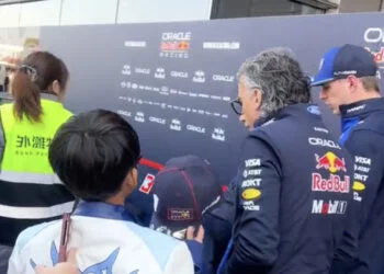 VIDEO: Zo reageert Max Verstappen op piepjonge fan die graag een handtekening wil (na drama weekend in China)