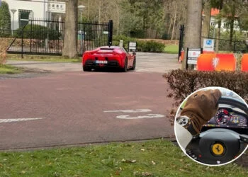 VIDEO: Memphis Depay pakt uit met Ferrari SF90 en peperdure Rolex bij Oranje