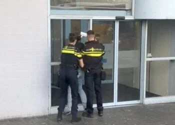 VIDEO: Ewout Genemans gespot bij bizarre aanhouding op station Groningen