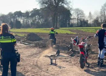 VIDEO: Agenten skippen boete’s uitdelen aan crossmotorjeugd: racen zelf een rondje mee