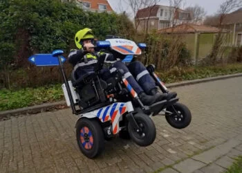 VIDEO: Politie pronkt met nieuw voertuig in de vloot: ‘De scotoe mobiel’