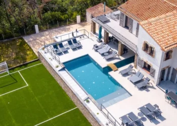 FOTO’S: Dit zijn de beste vakantiehuizen inclusief voetbalveld voor de aankomende zomer