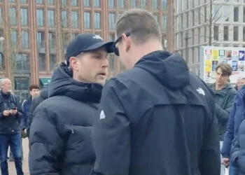 VIDEO: Geert Wilders-fans en demonstranten op de vuist op Grote Markt Groningen