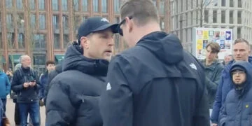 VIDEO: Geert Wilders-fans en demonstranten op de vuist op Grote Markt Groningen