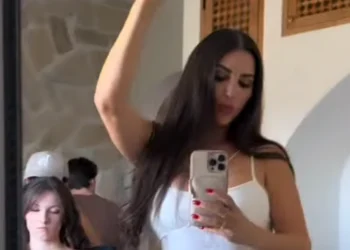 VIDEO: Yolanthe Cabau filmt eigen slow motion moment in pikante fotoshoot