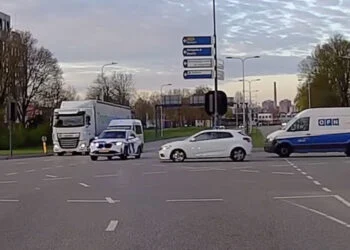 VIDEO: Politie BMW crasht op kruispunt tijdens spoedrit: witte auto rijdt in op politie
