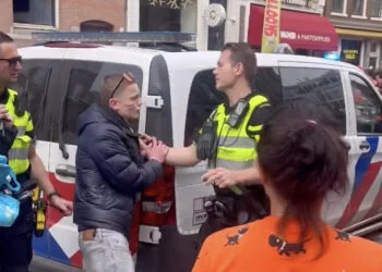 VIDEO: Agent helemaal klaar met brutale feestganger: grijpt genadeloos in