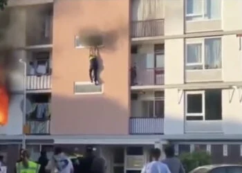 HELD: Beelden gaan viral van agent die mensen uit flat wil redden: valt van grote hoogte