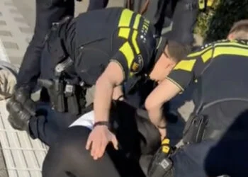 VIDEO: Agent onder vuur na opvallende poging om bewusteloze vrouw wakker te maken