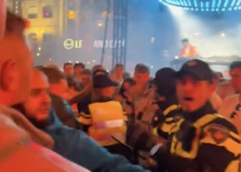VIDEO: Politie duikt plotseling feestende menigte in Arnhem in en grijpt keihard in