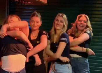 VIDEO: Barvrouwen van Cafe de Fuik beloven 18+ kalender voor gasten: loopt iets anders