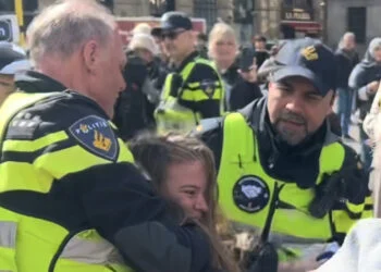 VIDEO: Politie grijpt hard in bij pro-Palestijns protest op de Dam: voert dame af
