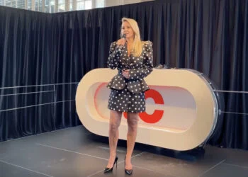 VIDEO: Chantal Janzen viert 10 jaar van haar eigen magazine in zomers jurkje met hoge hakken