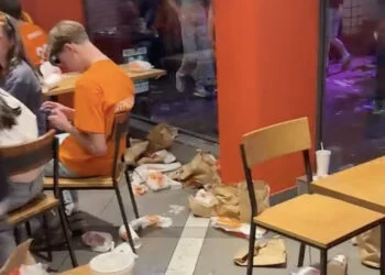 VIDEO: Burger King verandert in ravage na Koningsdag vol chaos in Arnhem