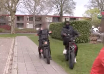 VIDEO: Jongeren op fatbikes zorgen voor chaos in Delfzijl, vrouw met rollator omvergeduwd